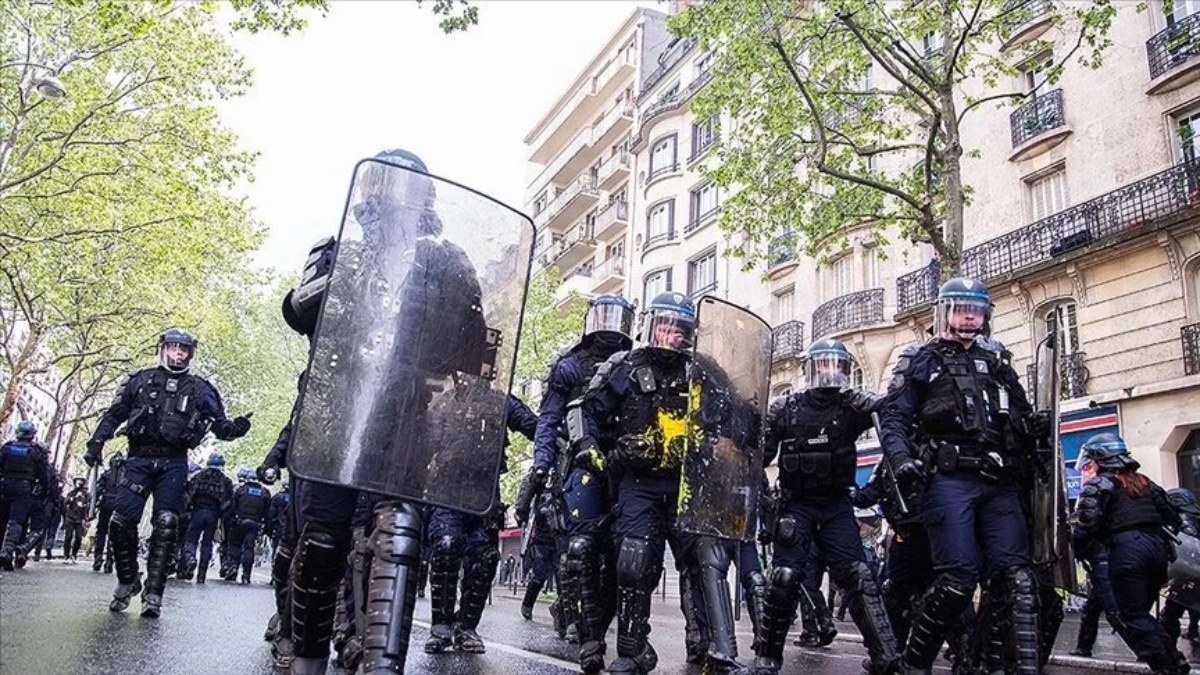 Fransa'da güvenlik güçlerinin gösterilerde drone kullanmasına izin çıktı
