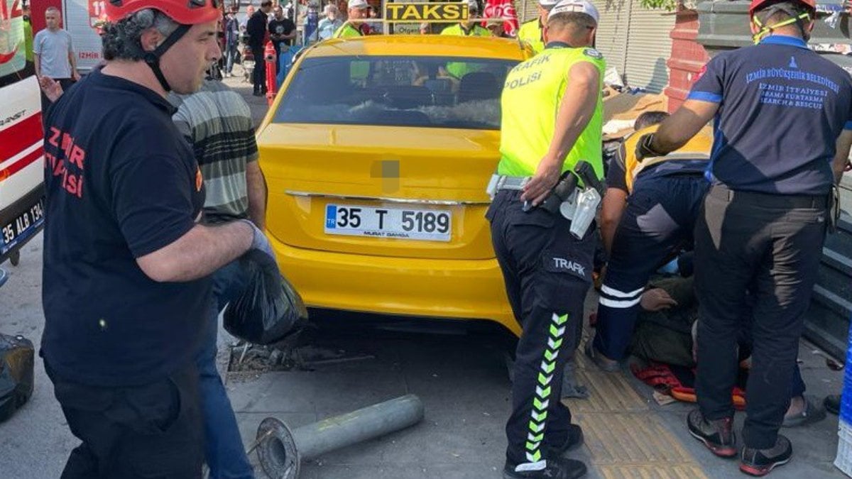 İzmir'de kontrolden çıkan taksi, kaldırımdaki vatandaşı sürükledi