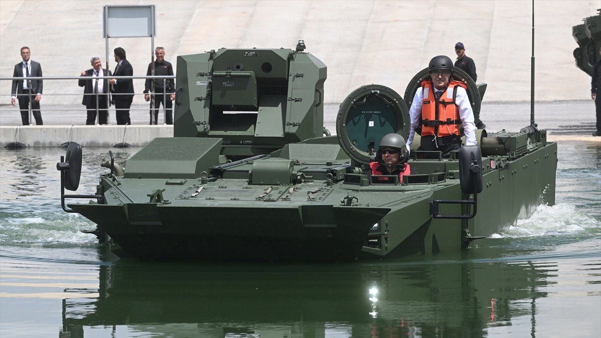 Zırhlı Amfibi Hücum Aracı TSK'ya teslim edildi