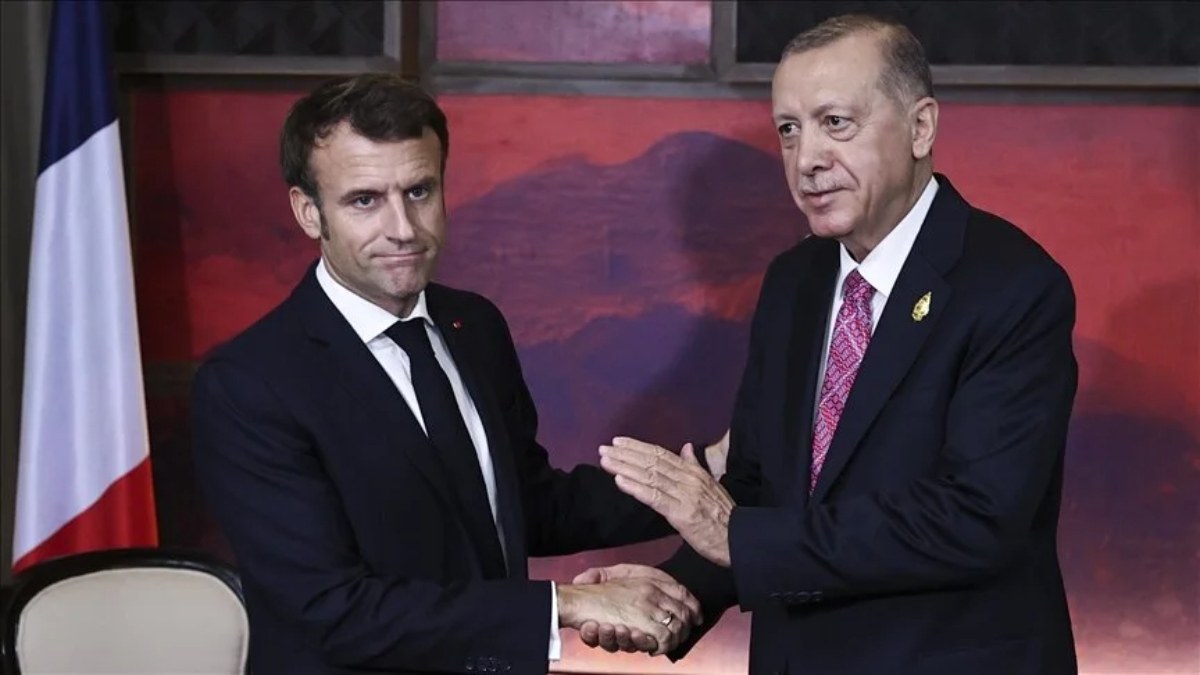 Emmanuel Macron'dan Cumhurbaşkanı Erdoğan'a tebrik