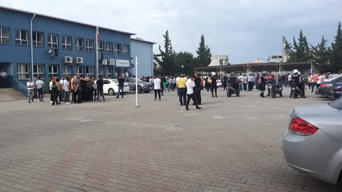 Terör örgütü yandaşları Adana'da olay çıkardı