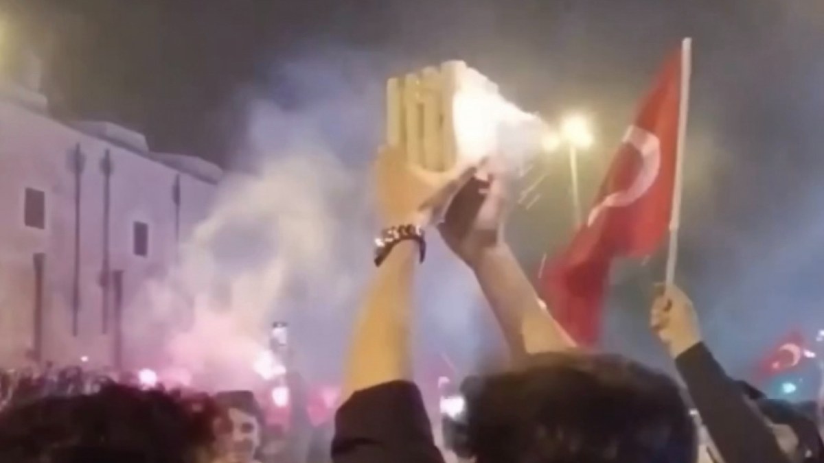 İstanbul'da seçim kutlamasında havai fişek kazası
