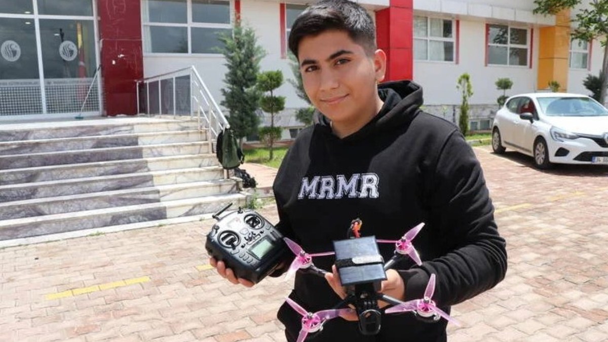 Depremzede öğrenci öğretmeni anısına dron geliştirdi