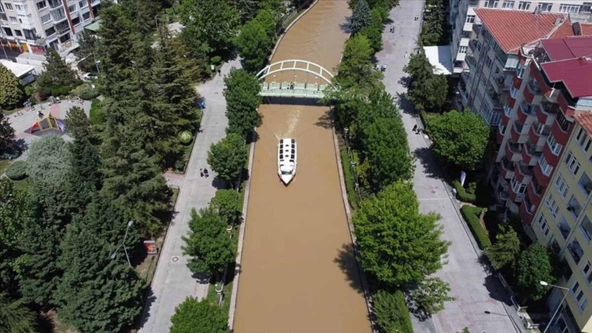 Görenler şaşırdı! Eskişehir'de Porsuk Çayı'nın rengi değişti