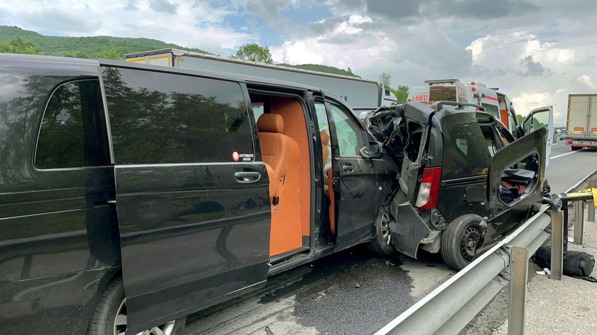 Düzce'de minibüs, otoyolda arıza şeridindeki araca çarptı: 2 ölü, 2 yaralı