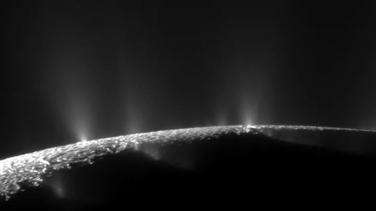 Satürn'ün uydusu Enceladus'tan fışkıran dev su buharı görüntülendi