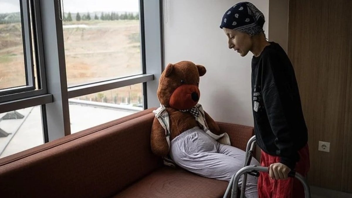 Diyarbakır'da bacağını kaybetme riski olan genç kız, 17 santimlik tümörden kurtularak ayağa kalktı