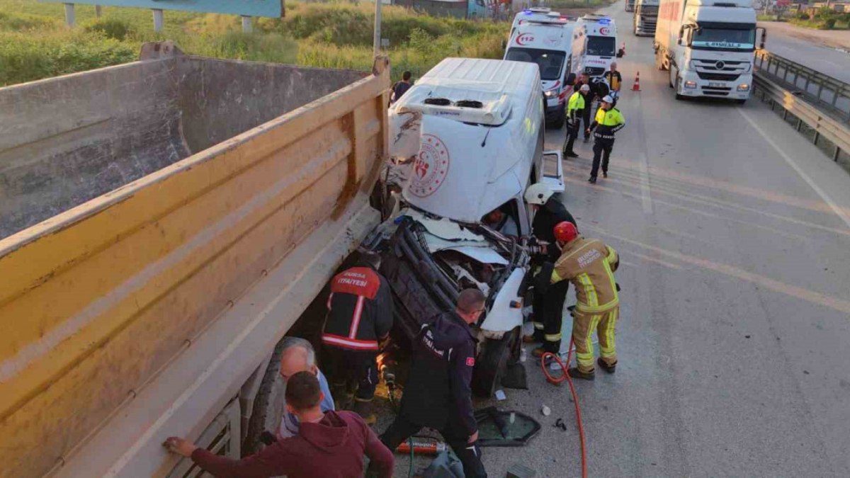 Bursa'da servis minibüsü kamyona çarptı: 1 ölü 16 yaralı