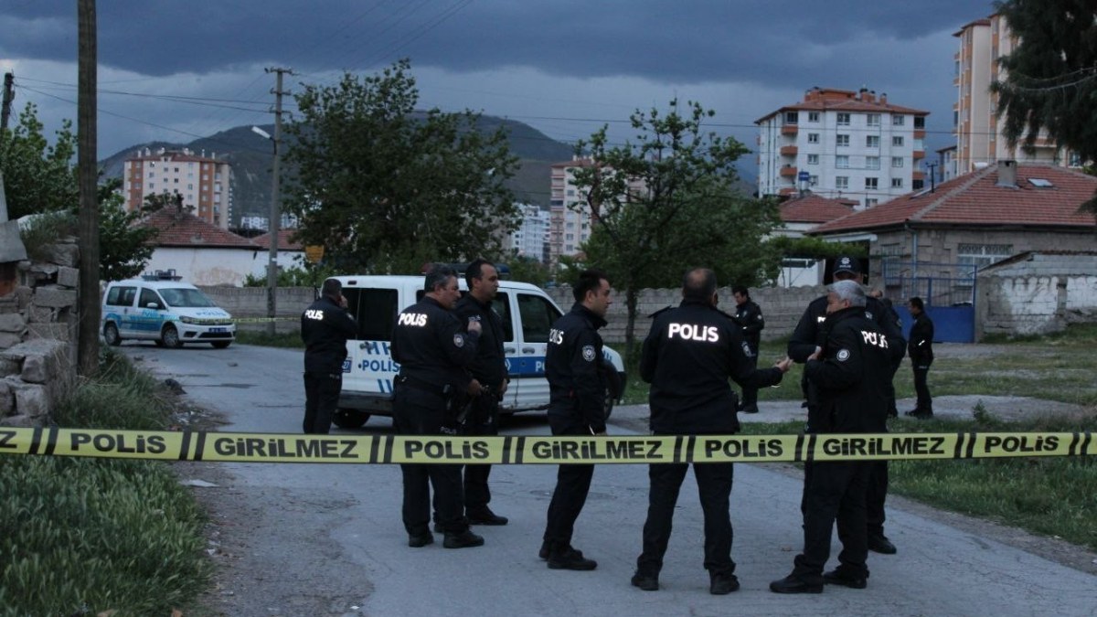 Kayseri'de halı sahada kardeşinin faul nedeniyle tartıştığı kişiyi pompalıyla vurdu