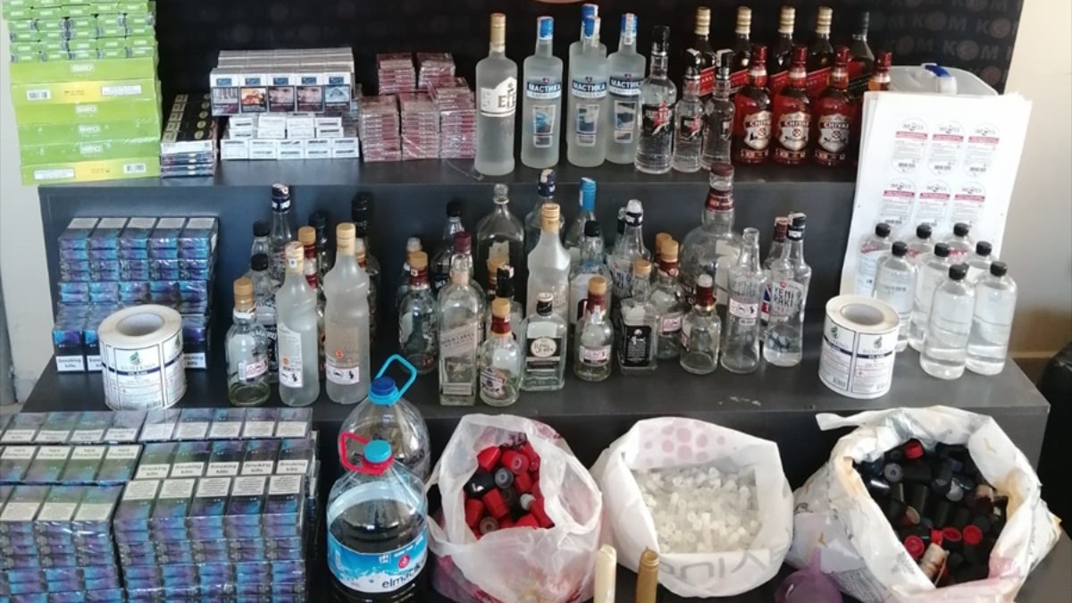 Kocaeli'de kaçak içki ve sigara operasyonu: 2 zanlı gözaltına alındı