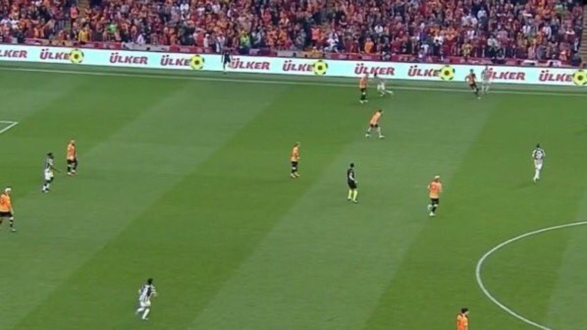 Fenerbahçe'nin derbide sahaya yayılışı tepki çekti
