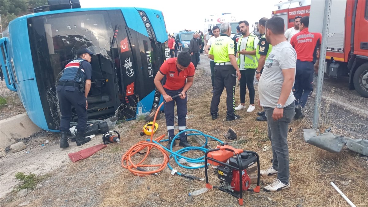 Mersin'de servis midibüsü devrildi: 12 işçi yaralandı