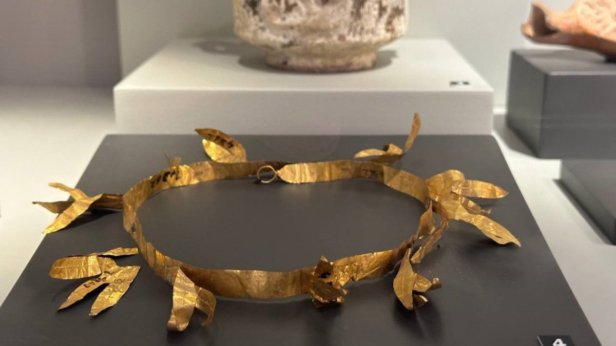 İznik'te kazılarda bulunan, Roma Valisi'nin 2 bin yıllık altın tacı