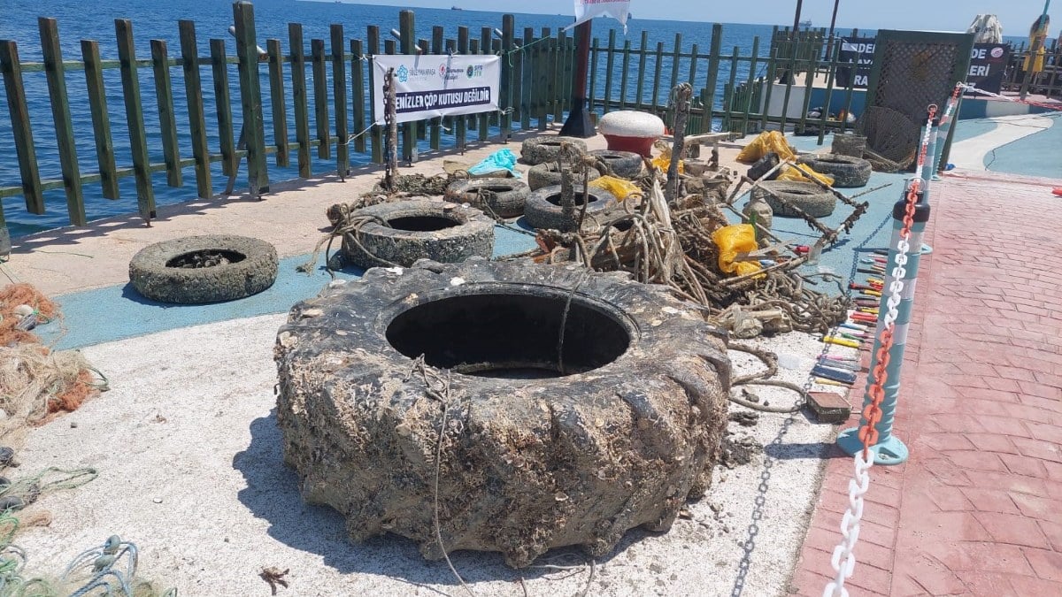 Tekirdağ kıyılarında temizlik: Traktör lastiği çıktı
