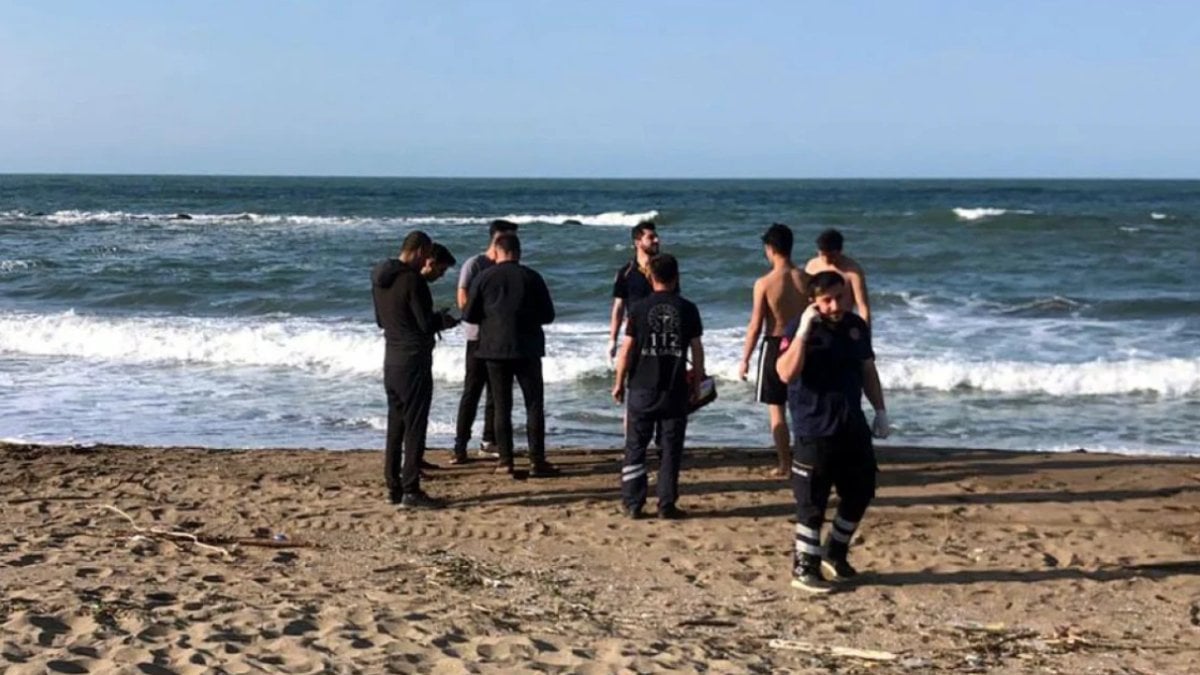 Karasu'da denize giren 2 çocuk boğulma tehlikesi atlattı