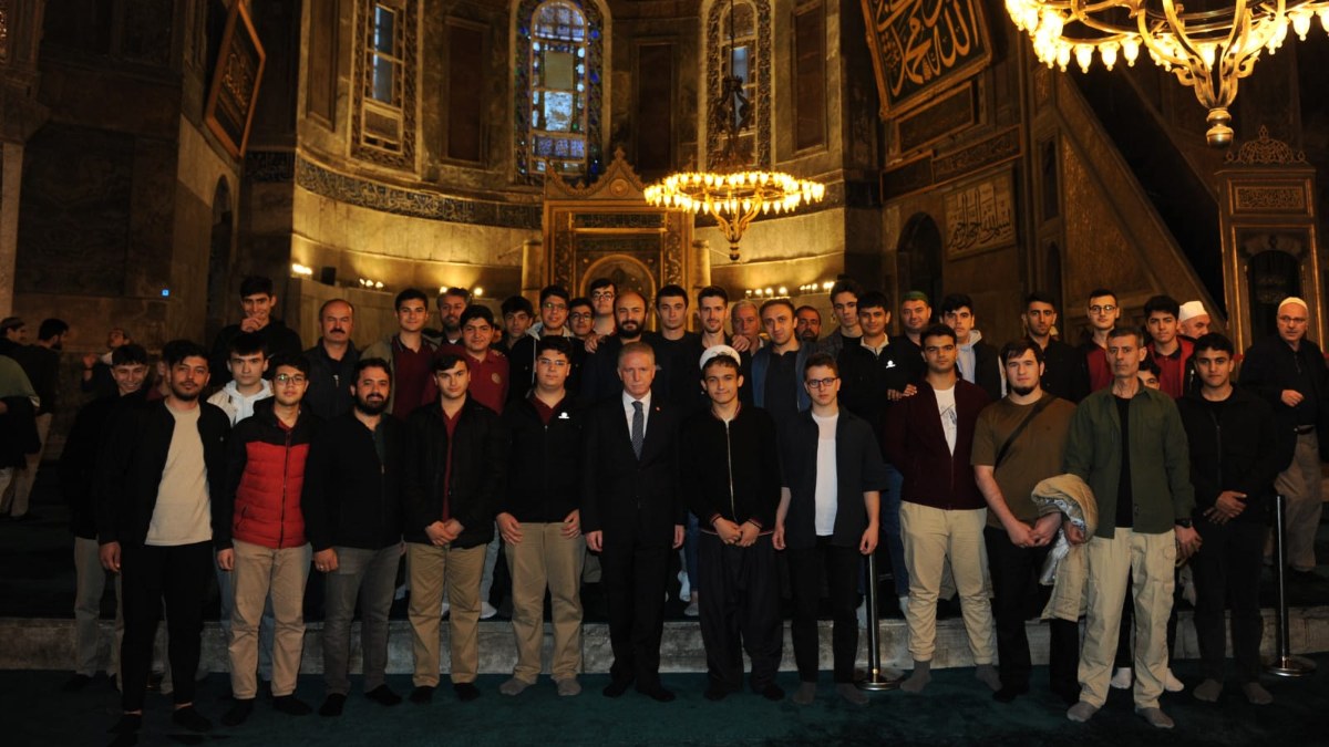 İstanbul Valisi Davut Gül, gençlerle Ayasofya'daki sabah namazında buluştu