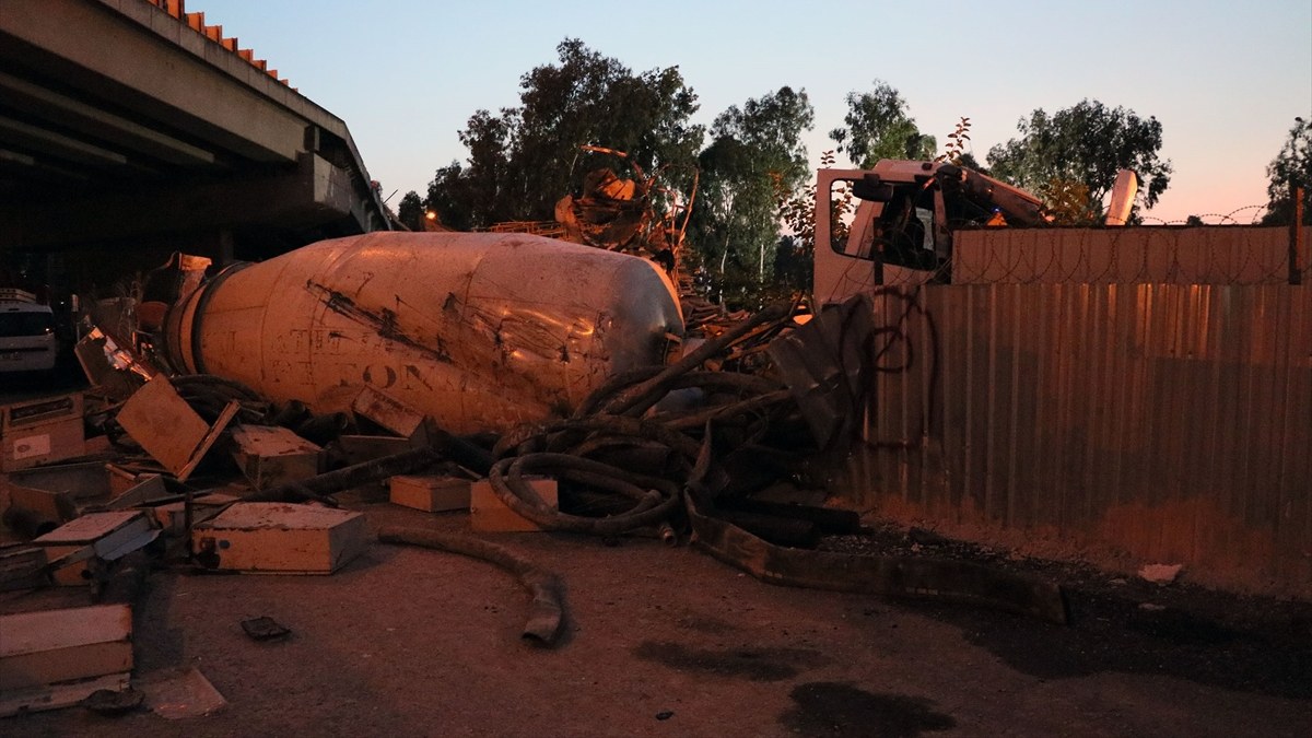 İzmir'de viyadükten düşen beton mikserinin sürücüsü yaşamını yitirdi