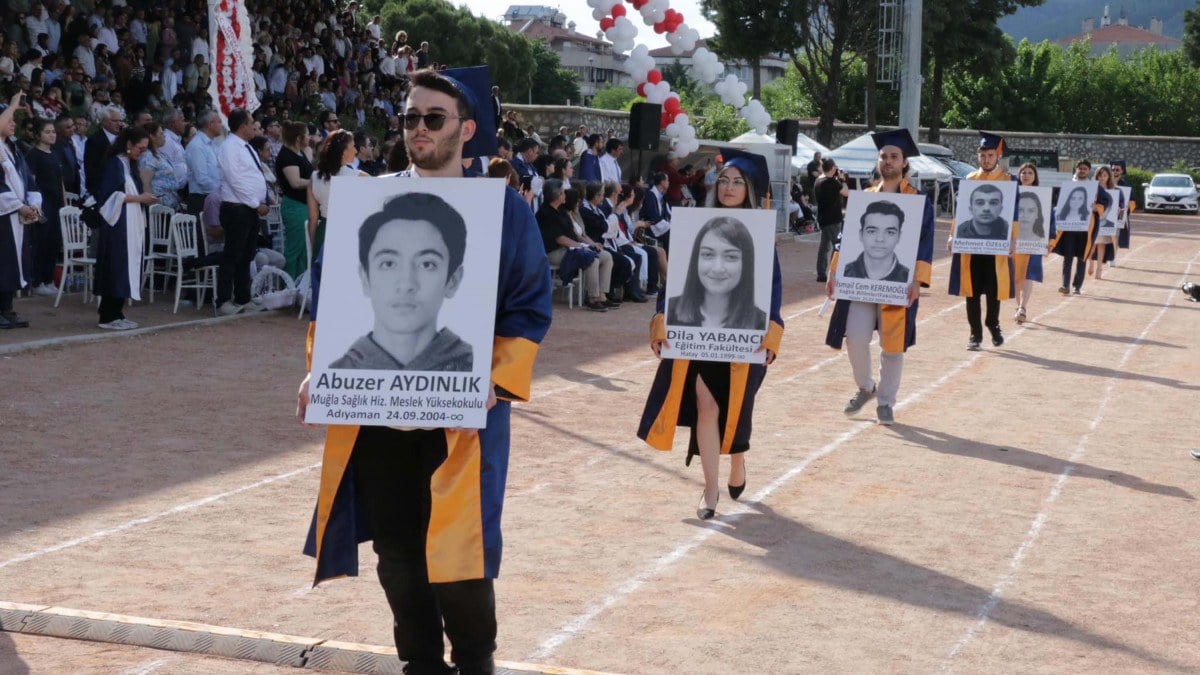 Muğla'da mezuniyet töreninde depremde ölenler unutulmadı