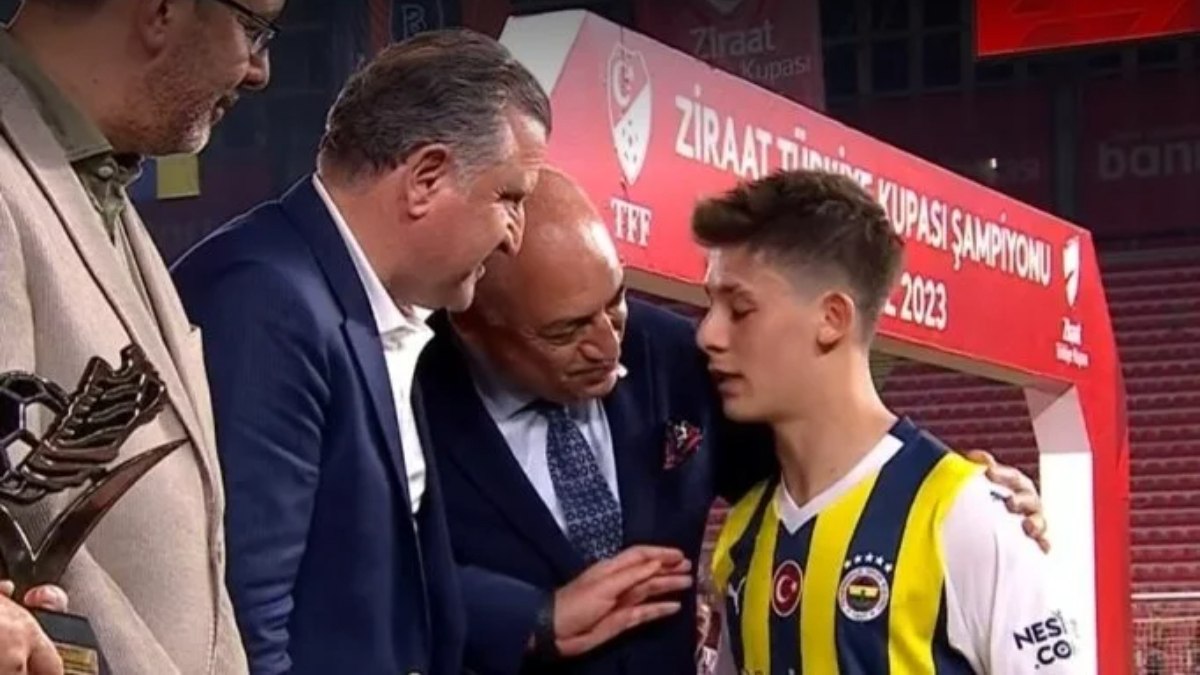 Fenerbahçeli futbolcular, 5 yıldızlı formayla kupayı kaldırdı