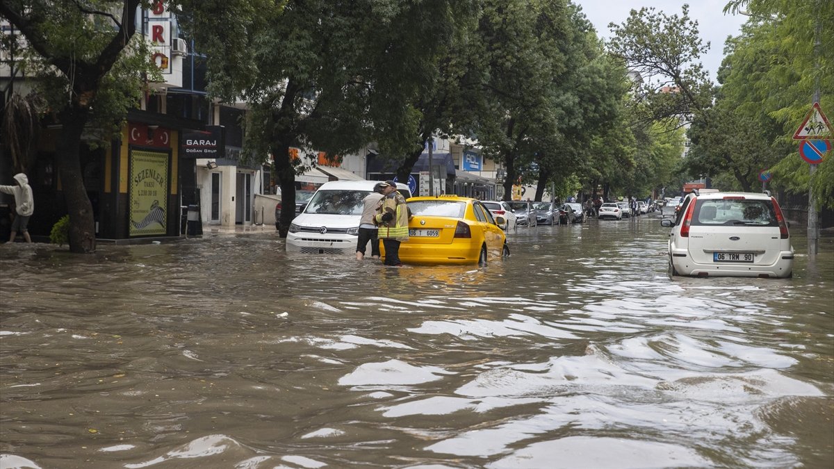 Ankara'da sağanak hayatı felç etti: Su taşkınları sıradanlaştı