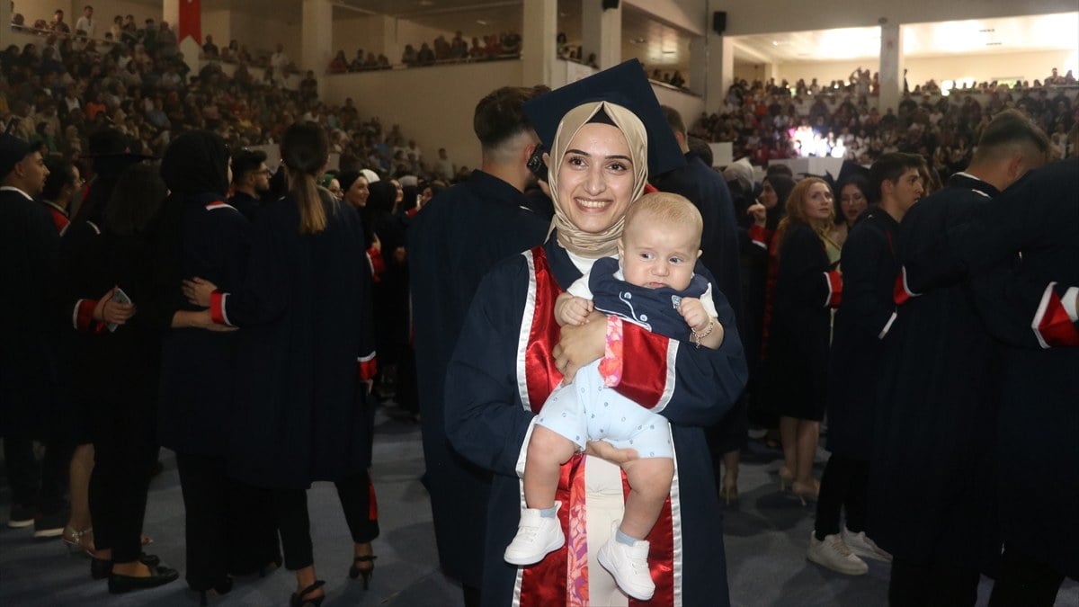 Amasya'da afla üniversiteye dönen genç kadın mezuniyet sevincini oğluyla yaşadı
