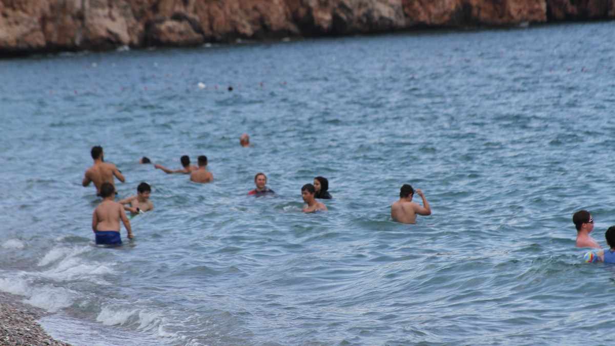 Antalya'da üniversite sınavından çıkan öğrenciler denizde stres attı