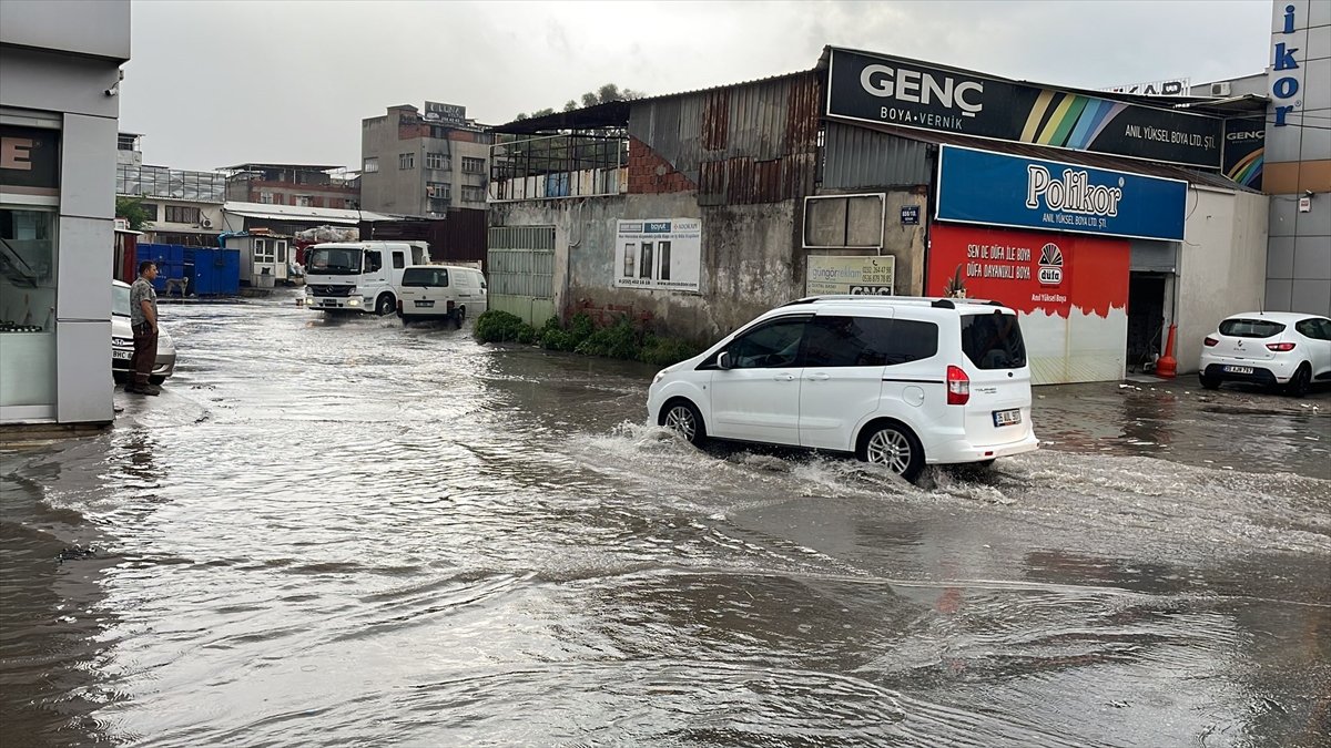 İzmir'de sağanak yağış başladı! Yollar göle döndü