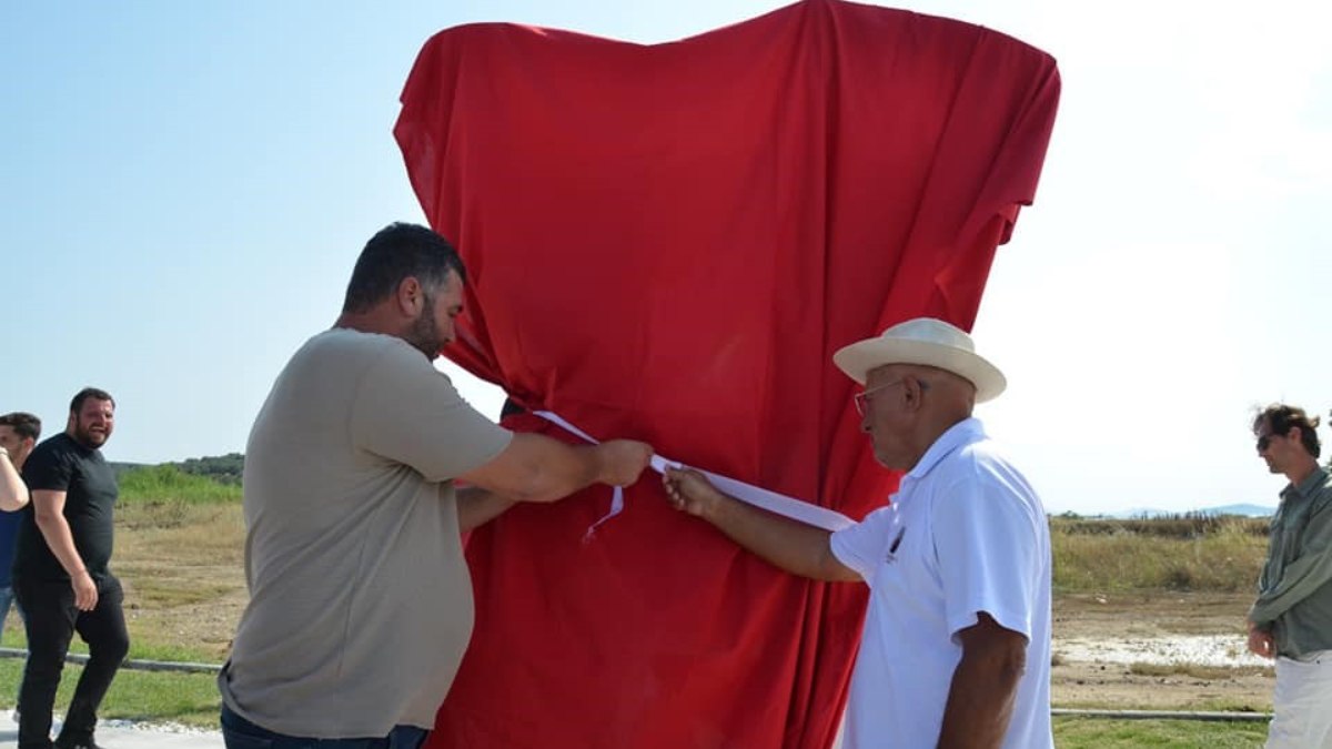 CHP'li Gömeç Belediyesi düzenlediği törenle heykel açılışı yaptı