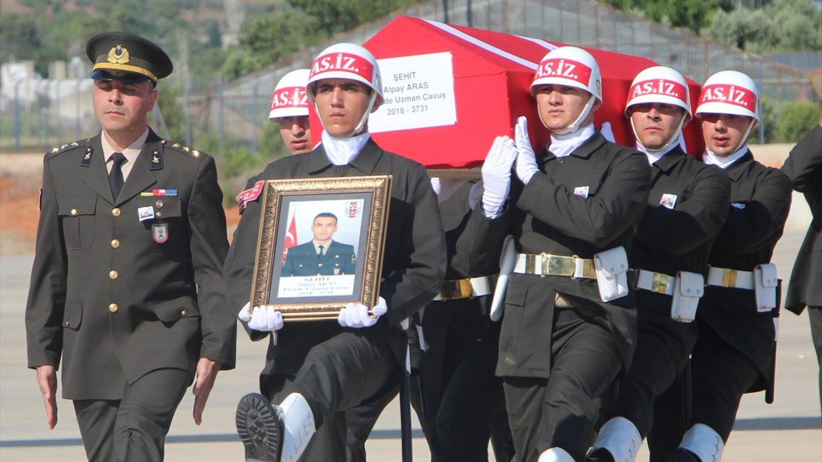 Piyade Uzman Çavuş Alpay Aras'ın cenazesi Antalya'ya getirildi