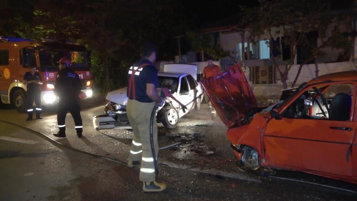 Kırıkkale'de otomobiller kafa kafaya çarpıştı: 3 ağır yaralı