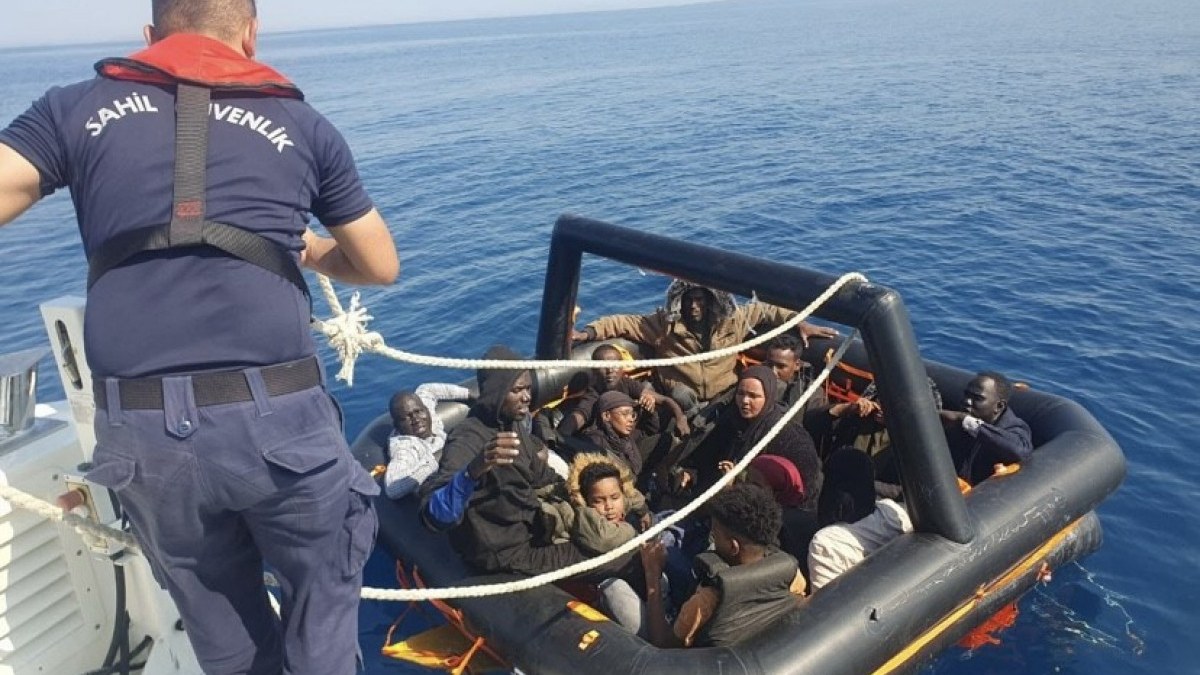 Çanakkale'de Yunan unsurlarınca ölüme terk edilen 14 kaçak göçmen kurtarıldı