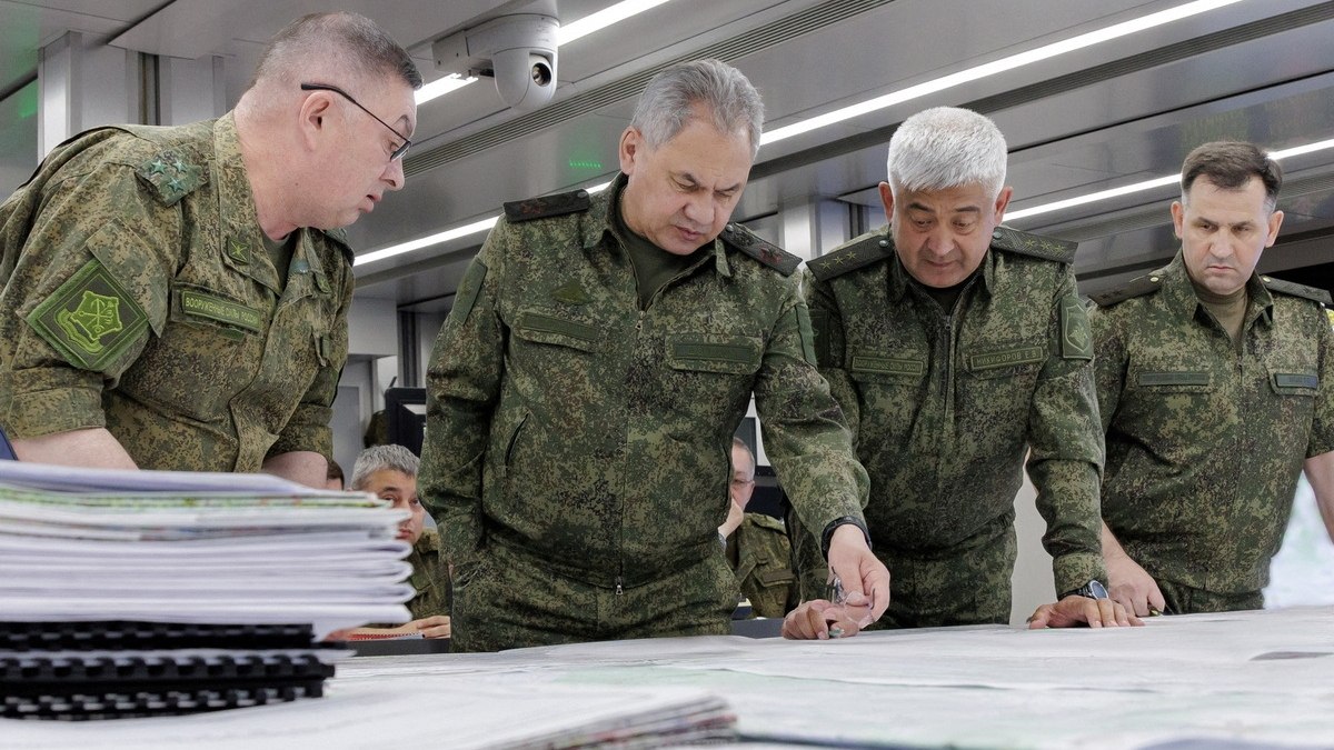 Rusya Savunma Bakanı Şoygu, Ukrayna'daki Birlikleri Denetledi