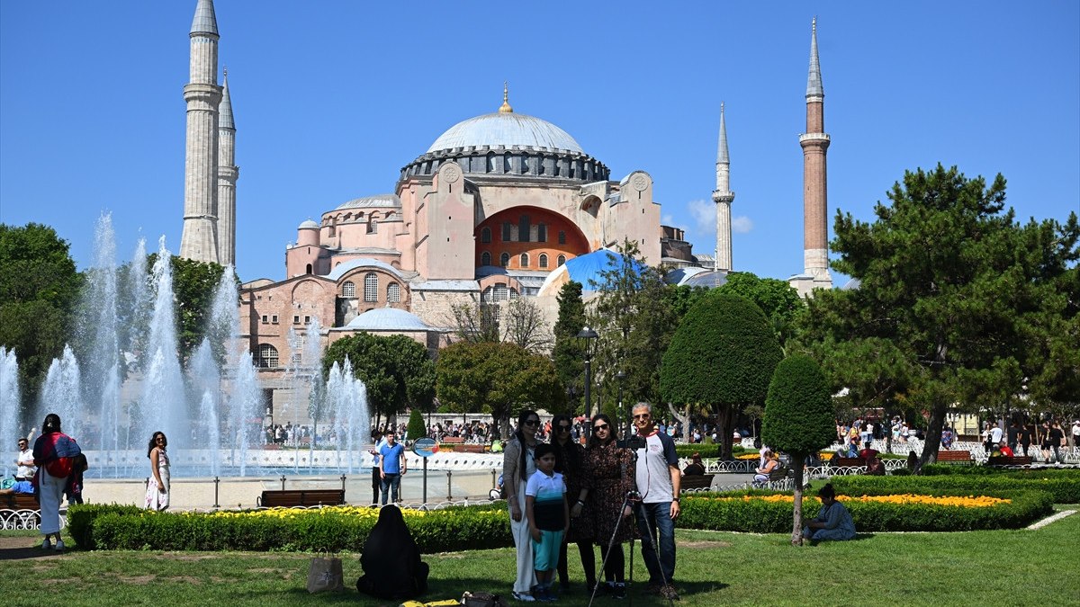 İstanbullular ve turistler boş kalan kentte gezmenin tadını çıkardı