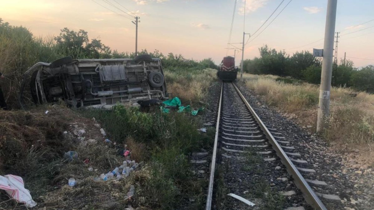 Malatya'da yük treninin çarptığı minibüsteki 2 kişi yaralandı