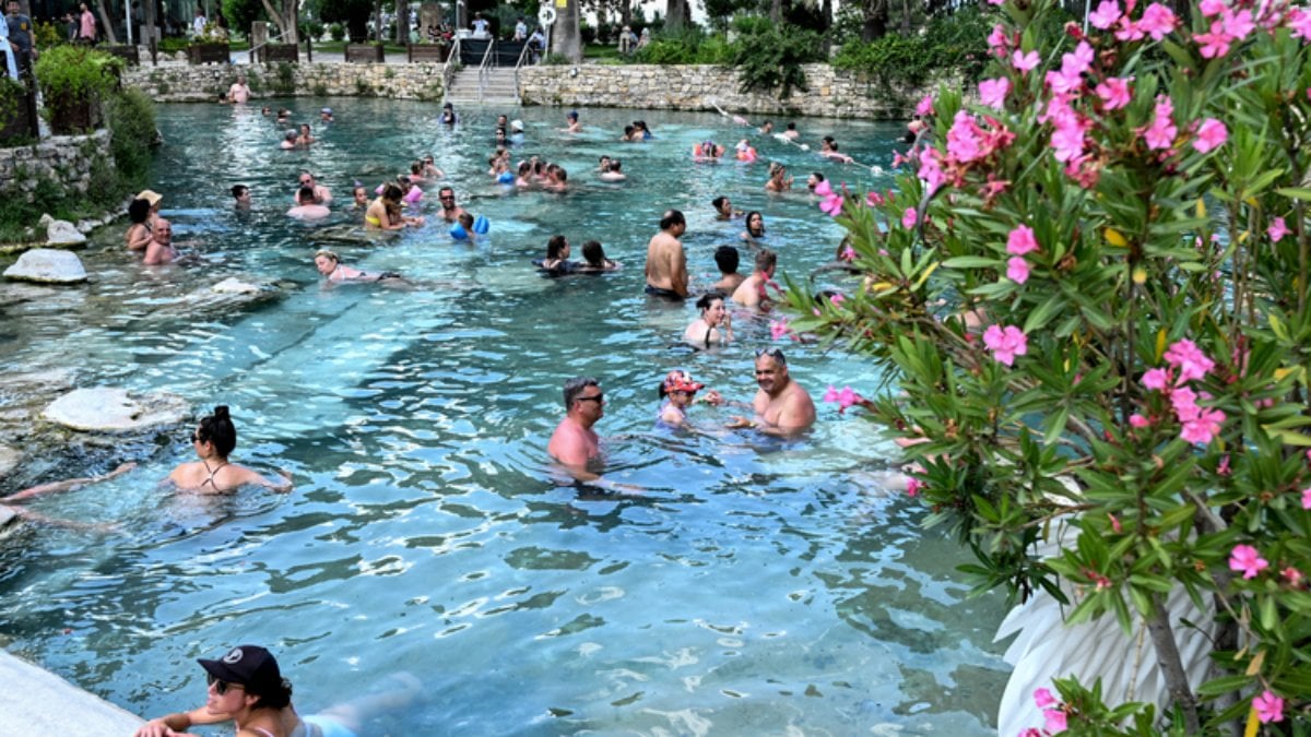 Pamukkale'deki antik termal havuz sıcağa rağmen boş kalmıyor