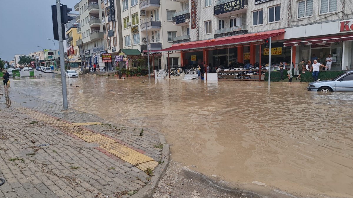 Osmaniye'de sağanak yağış sele döndü