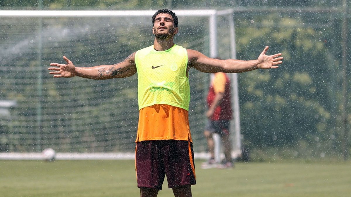 Kaan Ayhan, Galatasaray'da kaldığı için mutlu
