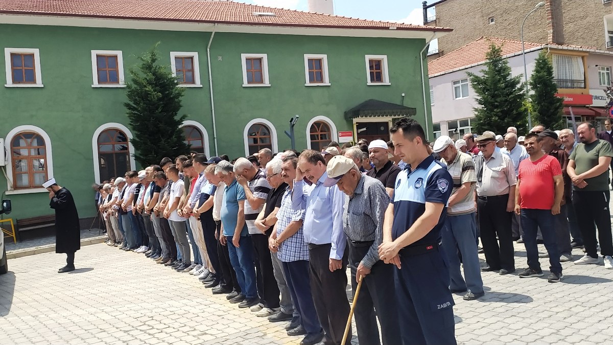 Kütahya'da üzerine televizyon düşmesi sonucu can veren bebeğe veda