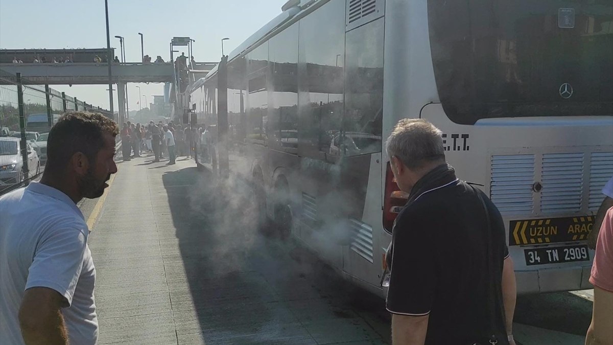 Bakırköy'de arızalanan metrobüs yolcuları mağdur etti: Durağa kadar yürüdüler