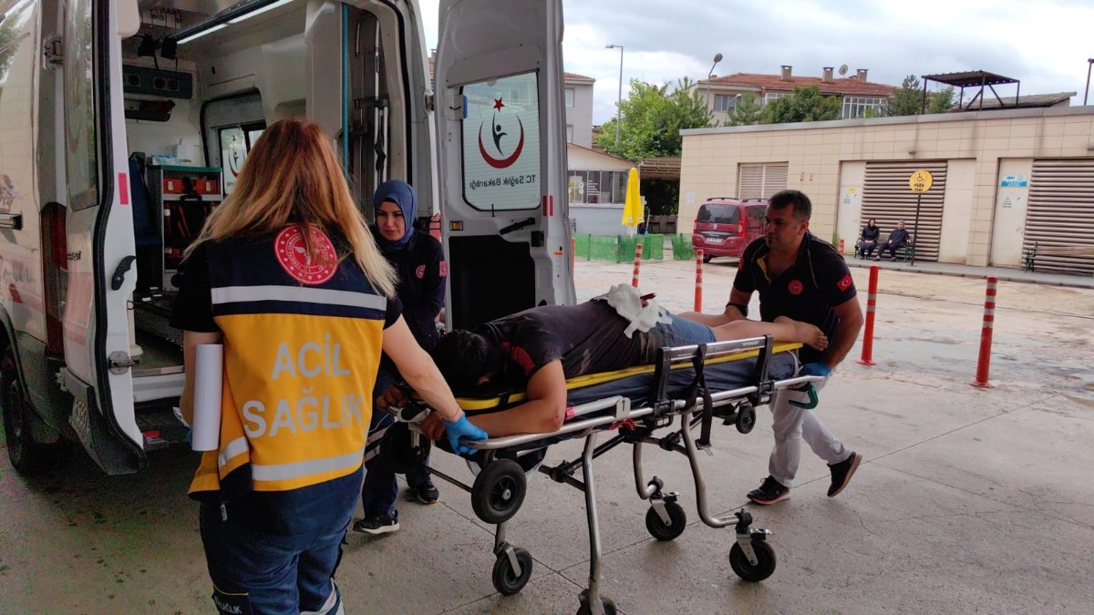 Bursa'da makineden fırlayan ahşap parçası, gencin kalçasına saplandı