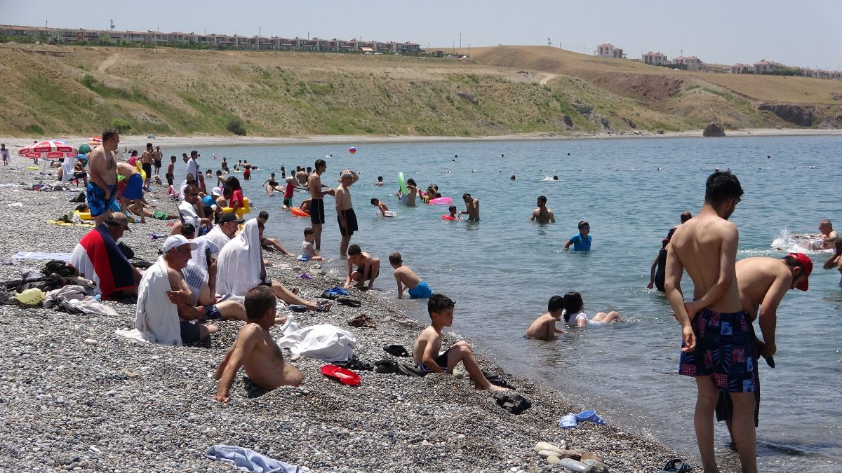 Van'da mavi bayraklı plajda yoğunluk oluştu