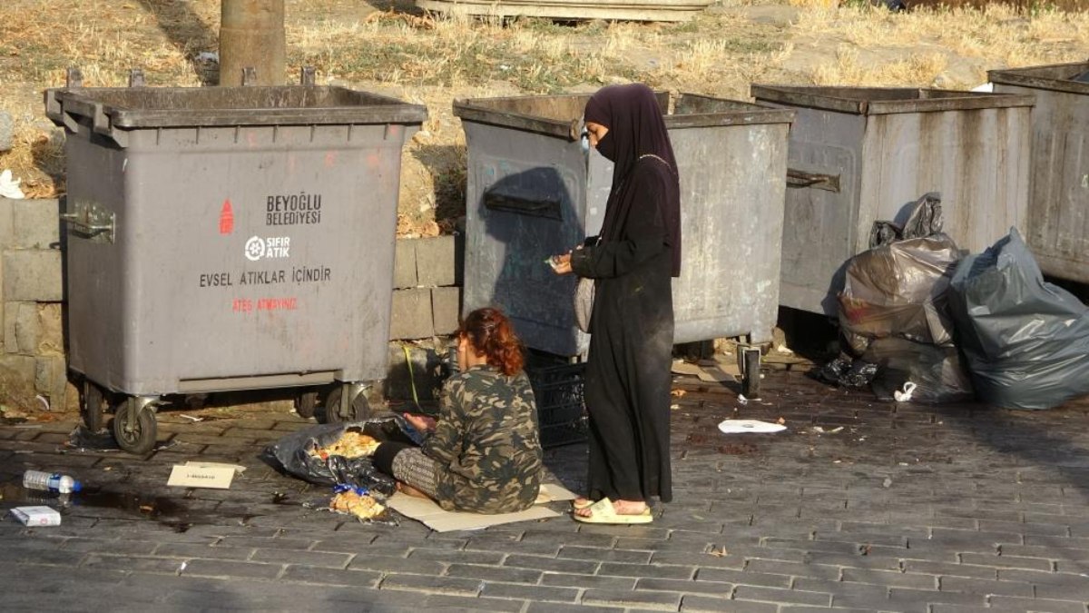 İstanbul Karaköy’de çöpten Yemek Yeme Numarasıyla Dilencilik Yapan ...