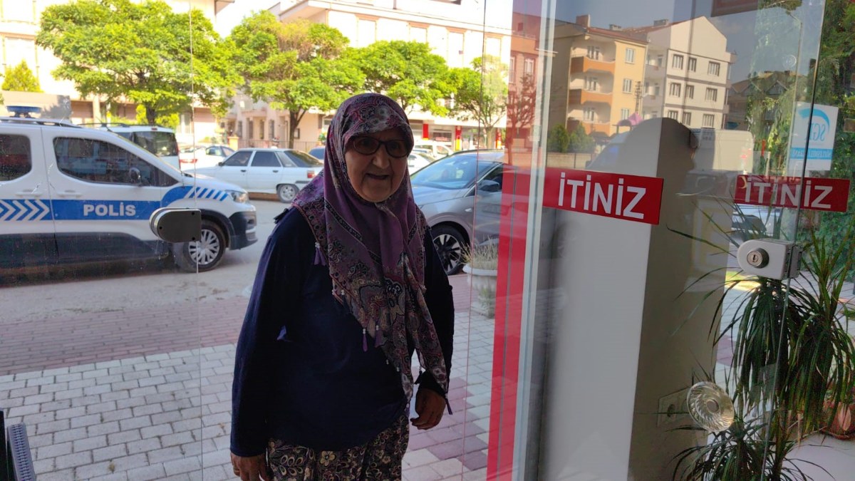 Bursa'da tarlada çalışarak kazandığı parayı kaybeden kadına parası ulaştırıldı