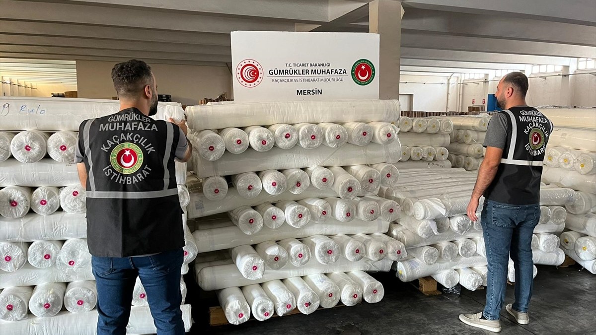 Mersin'de 9,3 milyon lira değerinde metrelerce kaçak kumaş yakalandı
