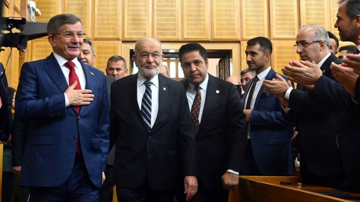 Ahmet Davutoğlu, Temel Karamollaoğlu ile ortak grup toplantısında 30 dakika fazla konuştu