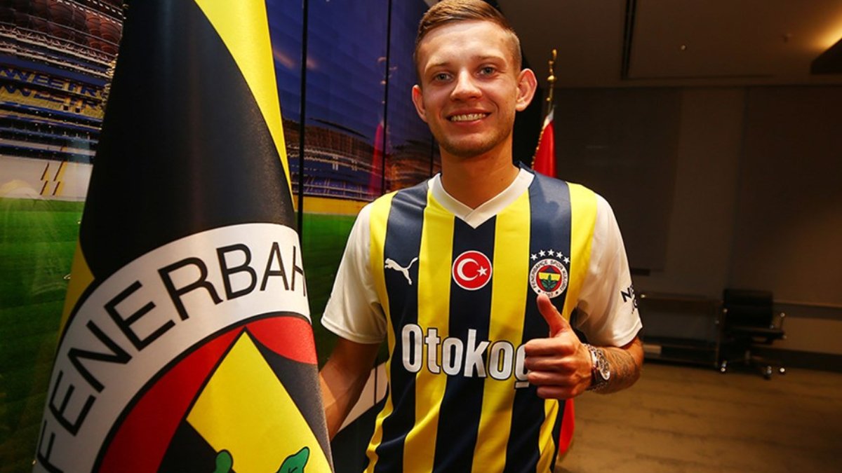 Fenerbahçe’nin yeni yıldızı: Sebastian Szymanski kimdir? Hangi takımlarda oynadı?