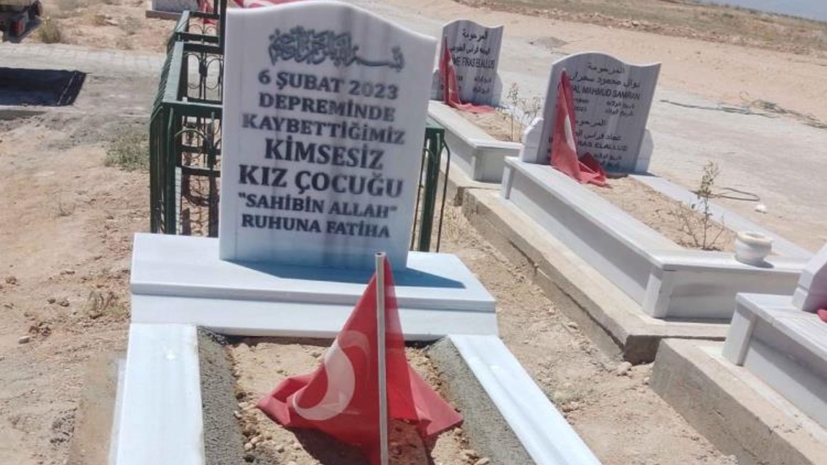 Kahramanmaraş'ta depremde vefat eden kimsesiz çocuğun mezarı yaptırıldı