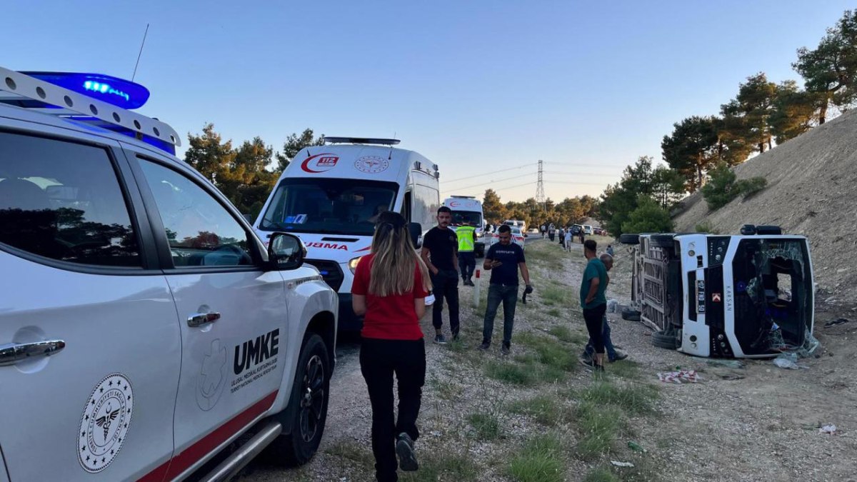 Antalya'da midibüsün şarampole devrilmesi sonucu 20 kişi yaralandı