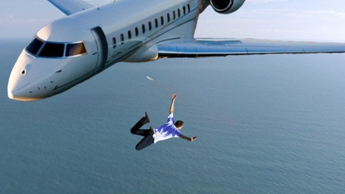 Hareket halindeki bir uçaktan paraşütsüz denize atlarsanız ne olur