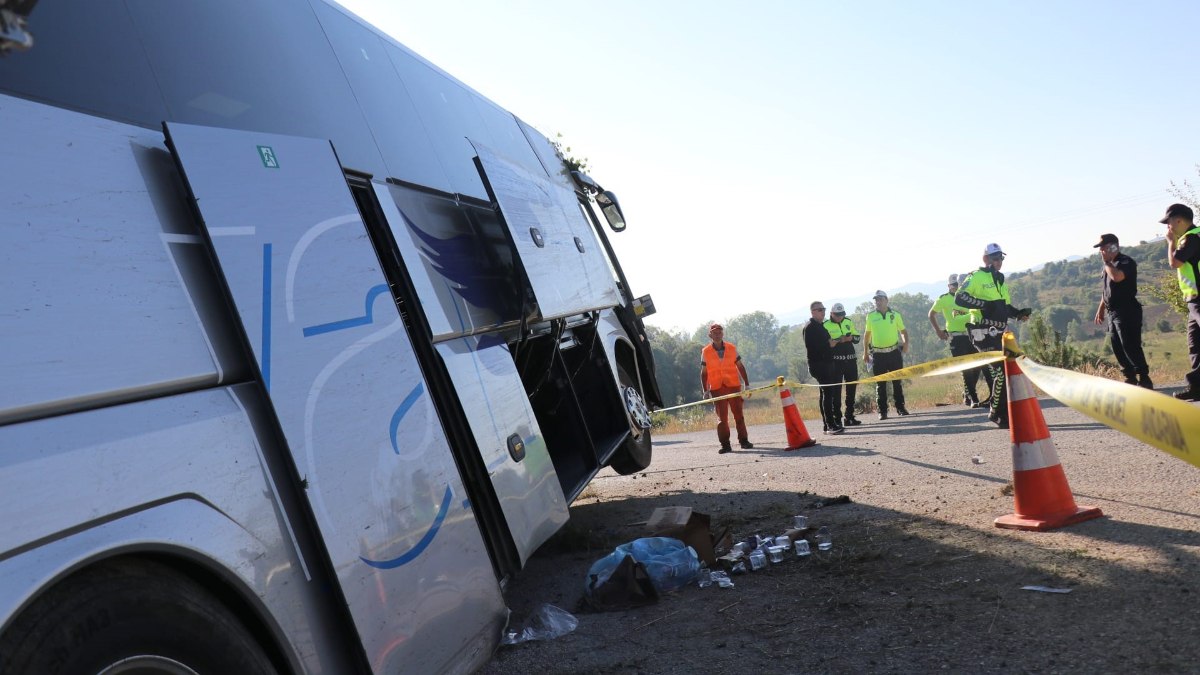 Bolu'da yolcu otobüsü yoldan çıktı: 2’si ağır 14 yaralı